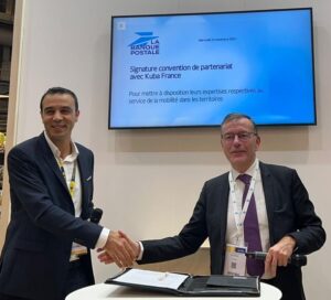 photo of the agreement being signed between Serge Bayard, Deputy Director of Investment Banking at La Banque Postale (right) and Tarik Dinane, General Manager of Kuba (left)